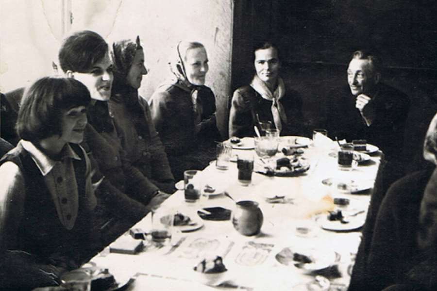 Historia Pierwsza od lewej: Jadwiga Knast, pierwszy od prawej: Jan Wyrostek z rodzicami