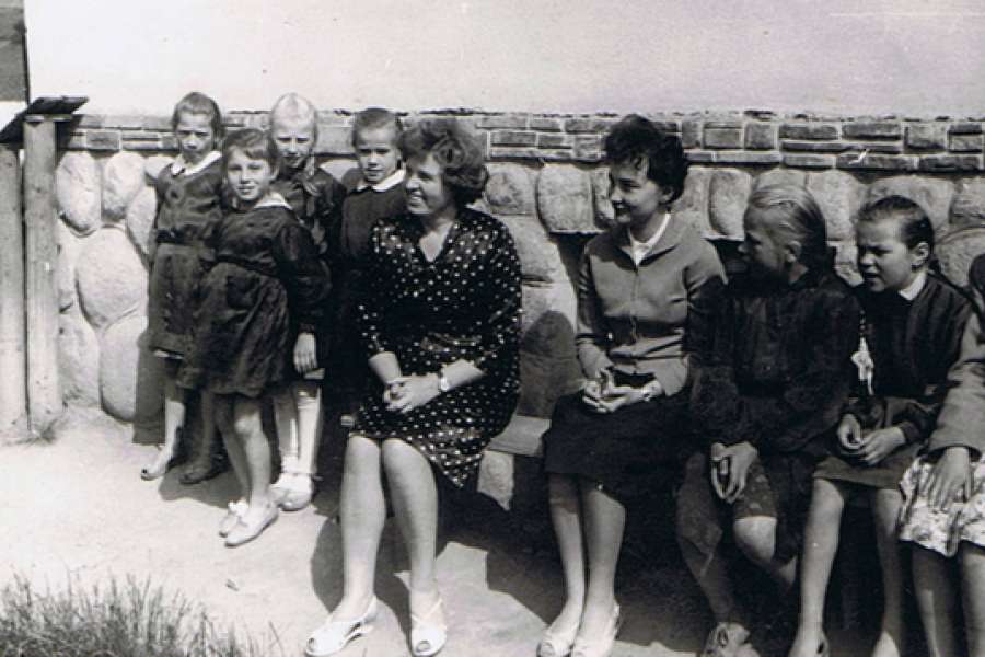 Historia Trzecia od prawej: Danuta Michur, czwarta: Leokadia Sochacka