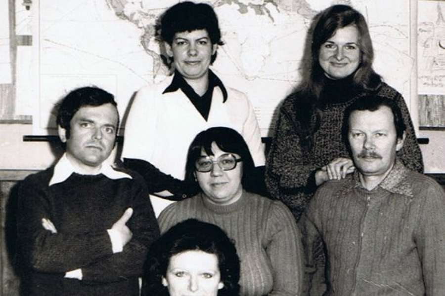 Historia - Rok szkolny 1980/81, stoją od lewej: Tadeusz Szeligiewicz, Anna Godyń, Tadeusz Piłat, stoją z tyłu: Roma Pawlikowska, Helena Stoch, siedzi: Anna Heim