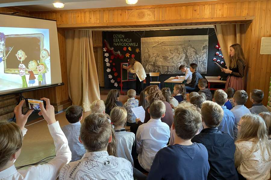 dzieci oglądają przedstawienie