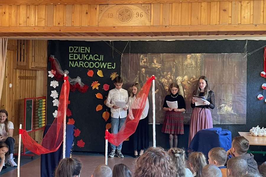 dzieci oglądają przedstawienie